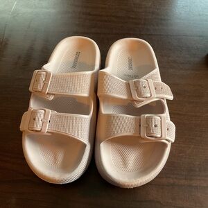 CUSHIONAIRE  Sandals US Size 7 Only Used Briefly